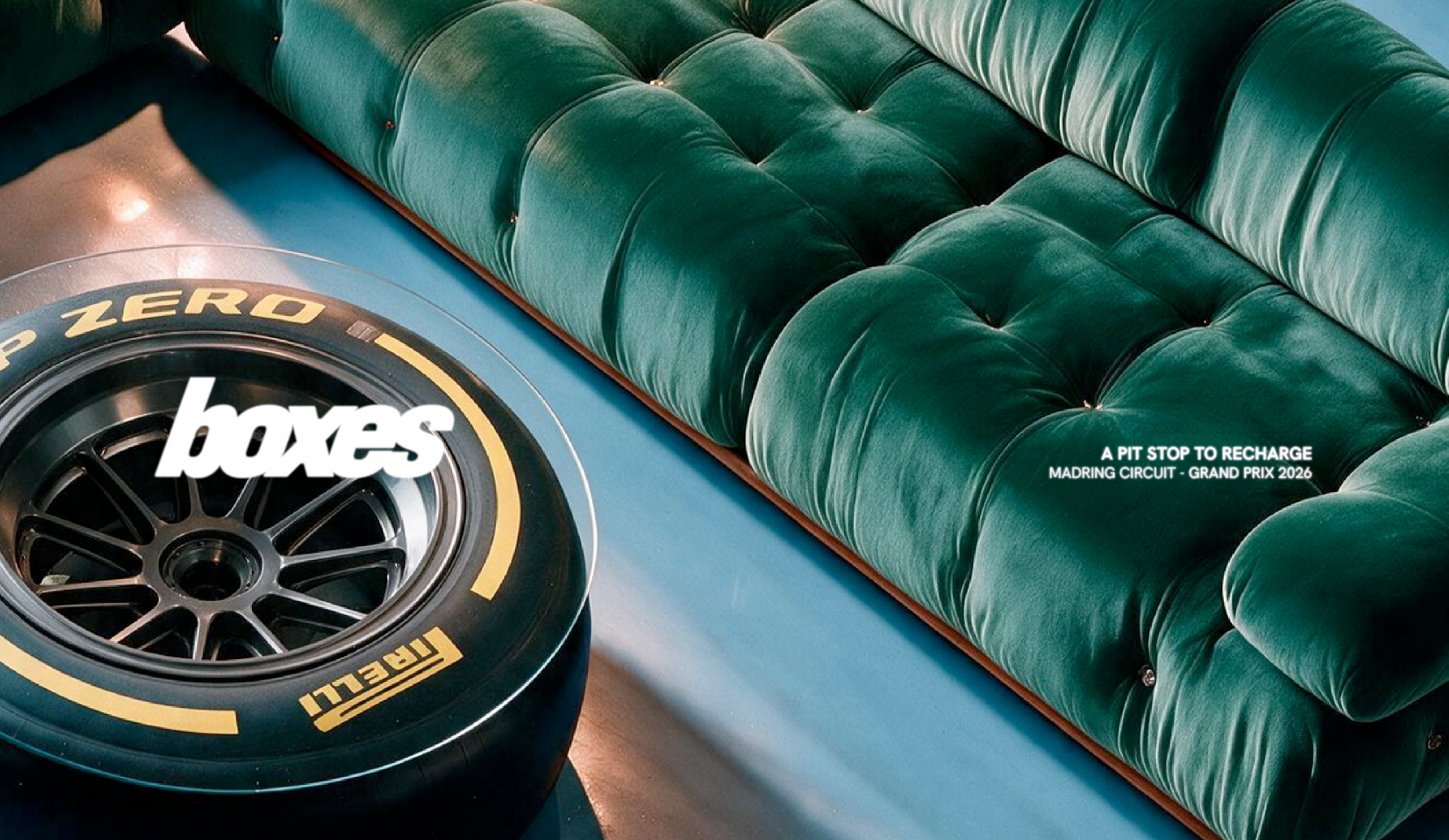 Boxes Grand Prix Madrid 2026: neumático de F1 y sofá de terciopelo verde en el lounge pop-up