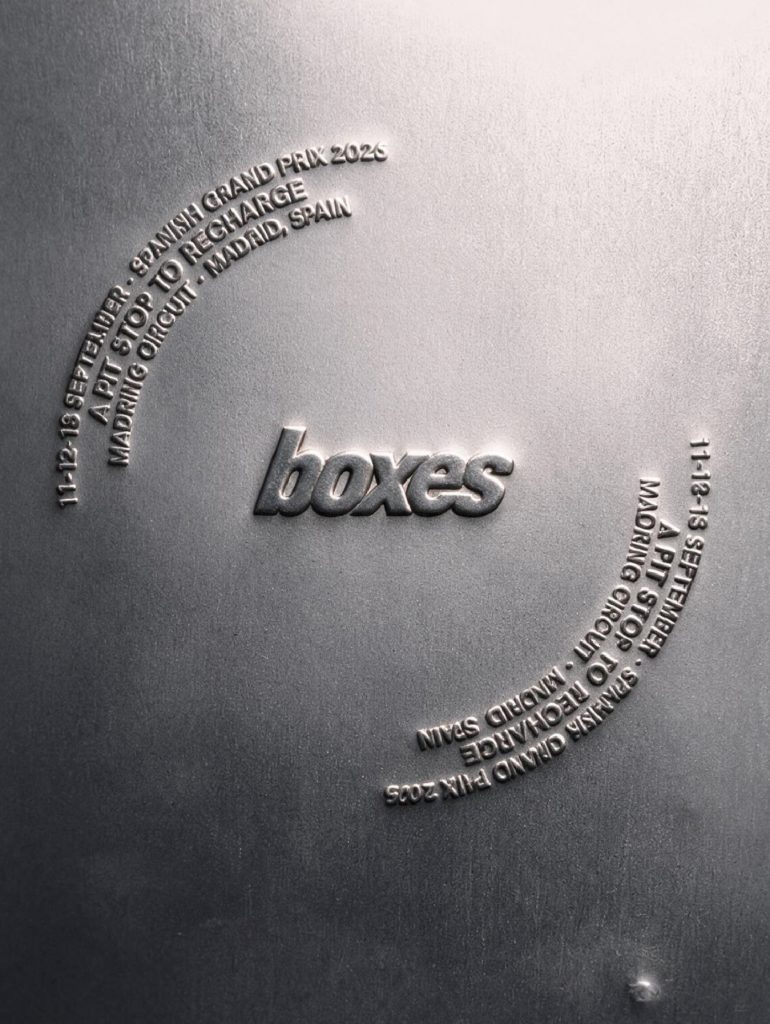 Placa metálica grabada con el logotipo Boxes, identidad de marca para el Grand Prix Madrid 2026