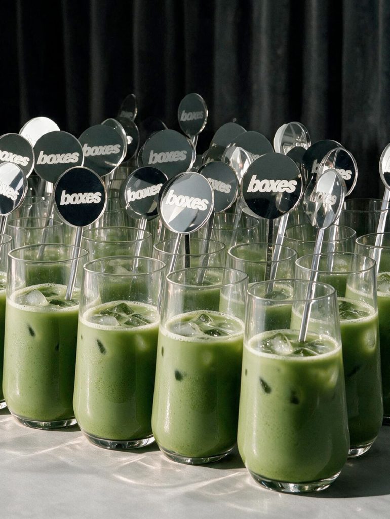 Cócteles de matcha servidos en el cocktail bar de Boxes con marcadores de la marca