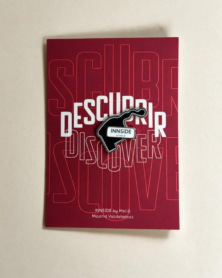 Tarjeta Descubrir / Discover en burdeos con el pin del trazado del circuito, pines coleccionables para INNSiDE by Meliá Madrid Valdebebas