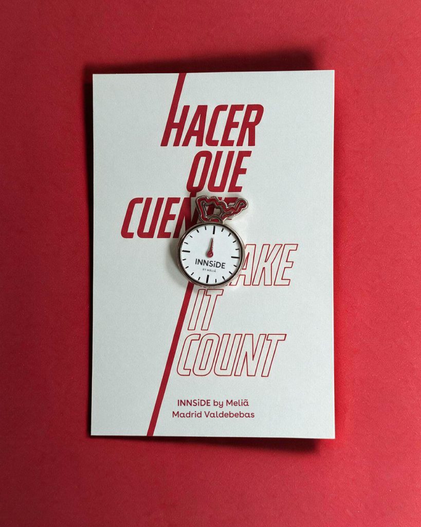 Tarjeta Hacer que cuente / Make it count en crema con el pin del cronómetro, colección de pines para INNSiDE by Meliá Madrid Valdebebas