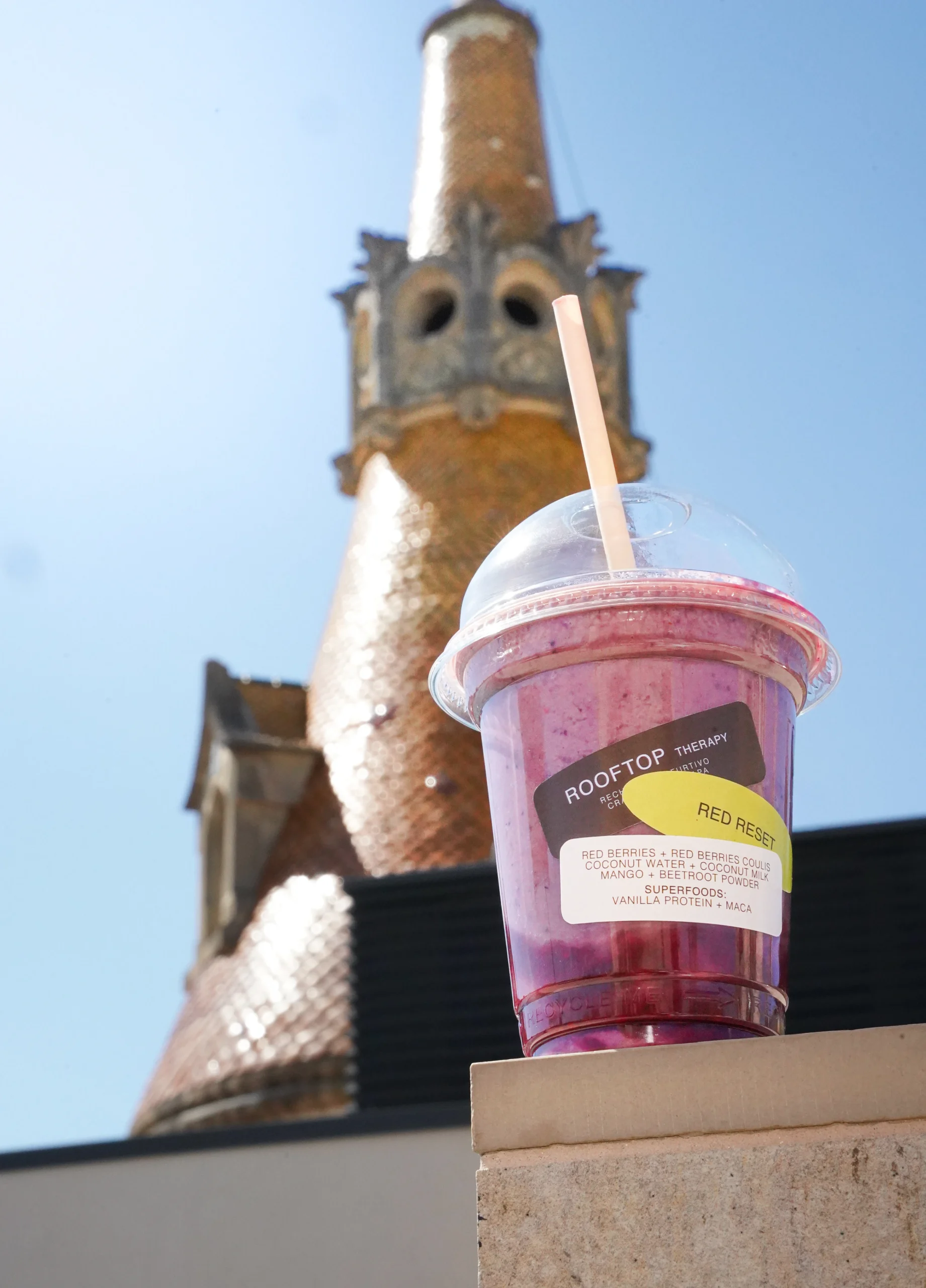 Vaso de Red Reset con la etiqueta de Rooftop Therapy en la terraza del hotel ME Barcelona