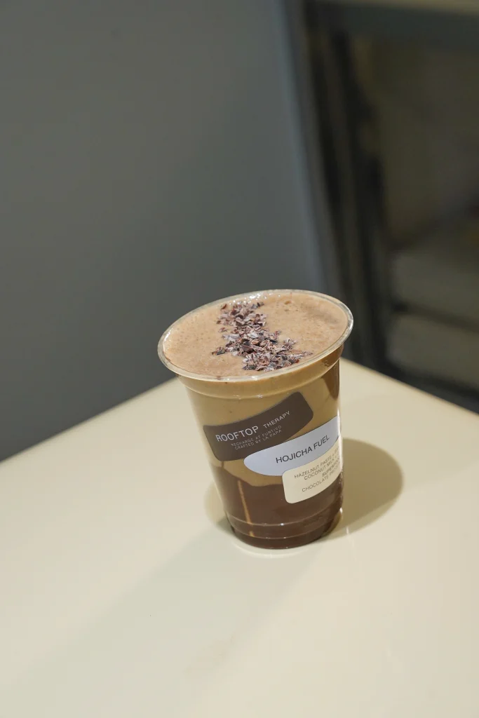 Vaso de Rooftop Therapy con la etiqueta aplicada, sobre una superficie clara