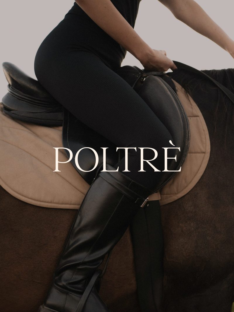 Bota de montar y silla de cuero con el logotipo Poltrè, identidad para moda ecuestre — Valencia